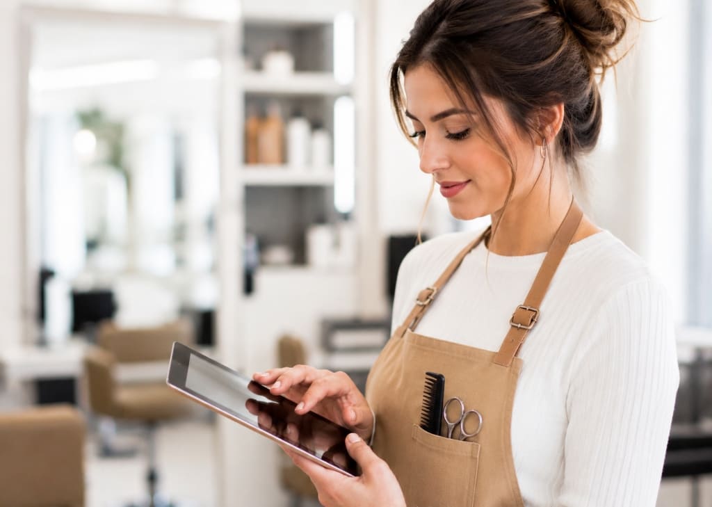 Profesional de estética gestionando su centro con tablet